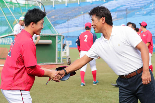 ヤクルト対広島　日本代表の稲葉監督にあいさつし握手する広島の小園（左）（撮影・丹羽敏通）
