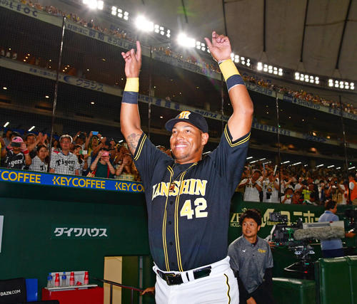 来日初本塁打が決勝打となりファンの歓声にこたえるヤンハービス・ソラーテ（撮影・清水貴仁）
