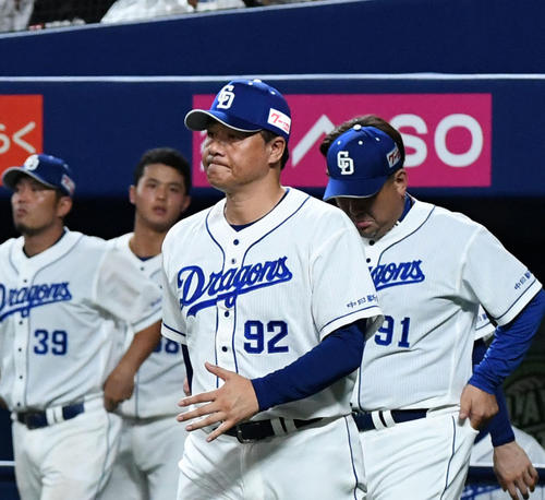中日対DeNA　ファンにあいさつに向かう与田監督（撮影・前岡正明）