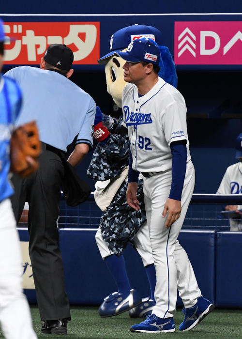 中日対DeNA　8回、柳の交代を告げる与田監督（撮影・前岡正明）