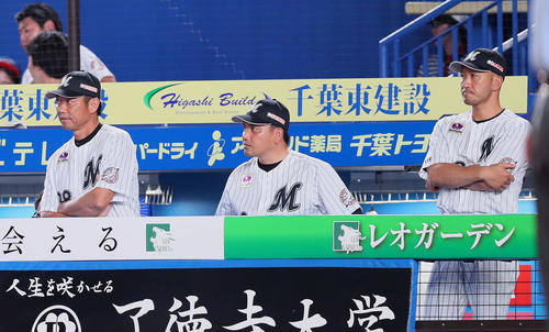 ロッテ対楽天　8回に逆転を許し厳しい表情で戦況を見つめるロッテ井口監督（中央）（撮影・足立雅史）