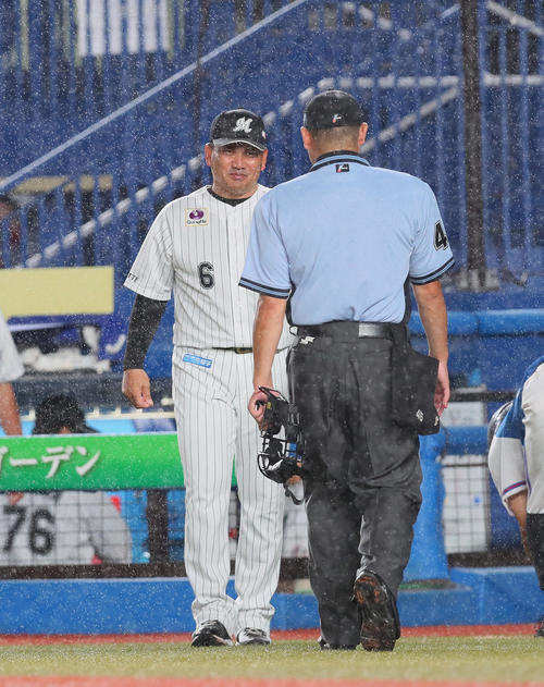 ロッテ対楽天　激しい雨の中、選手交代を告げるロッテ井口監督（撮影・足立雅史）
