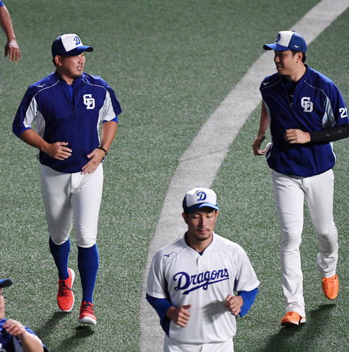 中日対DeNA　大野雄（右）と話しながら外野を走る松坂（撮影・前岡正明）