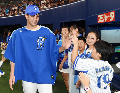 中日対DeNA　ファンと笑顔でタッチする平良（撮影・前岡正明）