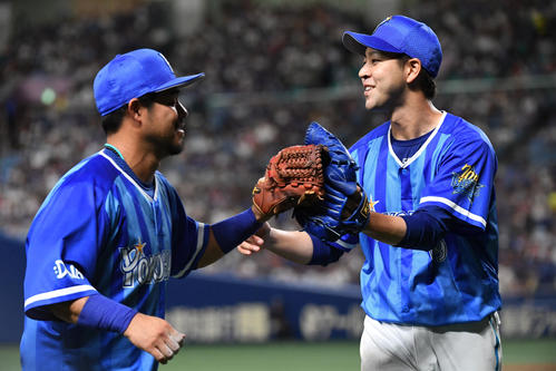 中日対DeNA　4回、アルモンテの三邪飛を好捕した宮崎（左）を笑顔で迎える平良（撮影・前岡正明）
