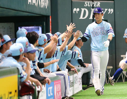 ソフトバンク対オリックス　9回裏ソフトバンク2死、上林誠知は中越え本塁打を放ちベンチのナインとハイタッチをかわす（撮影・梅根麻紀）
