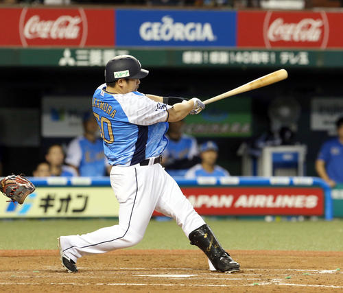 西武対日本ハム　5回裏西武2死二塁、中村は同点となる左越え2点本塁打を放つ（撮影・佐藤翔太）