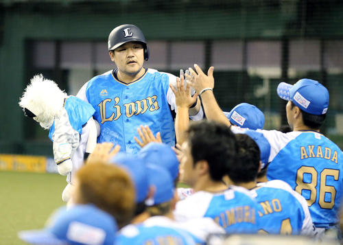 西武対日本ハム　2回裏西武1死、左越え本塁打を放った中村はナインの祝福を受ける（撮影・河野匠）