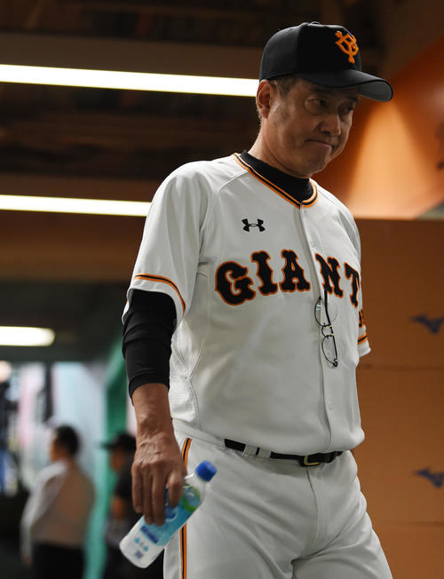 巨人対阪神　肩を落とし球場を後にする巨人原監督（撮影・横山健太）