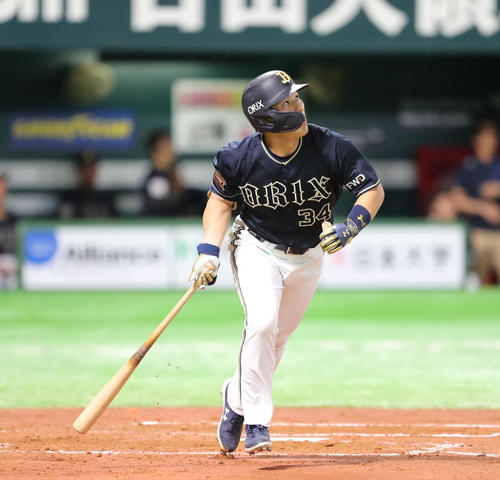 ソフトバンク対ロッテ　4回表オリックス2死、吉田正尚は右中間に本塁打を放つ（撮影・梅根麻紀）