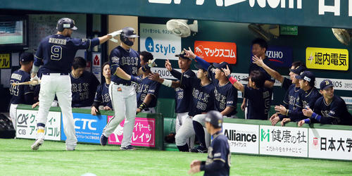 ソフトバンク対オリックス　3回表オリックス2死、吉田正は右中間へ本塁打を放ち、ナインの出迎えを受ける（撮影・栗木一考）