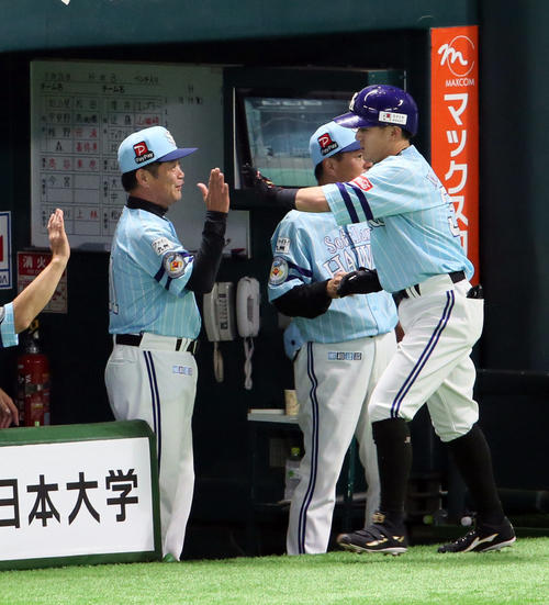 1回裏ソフトバンク無死、牧原は右越え本塁打を放ち工藤監督（左）に迎えられる（撮影・栗木一考）