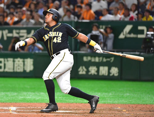 2019年7月26日　巨人対阪神　7回表阪神2死一塁、勝ち越しの左越え2点本塁打を放つヤンハービス・ソラーテ（撮影・清水貴仁）