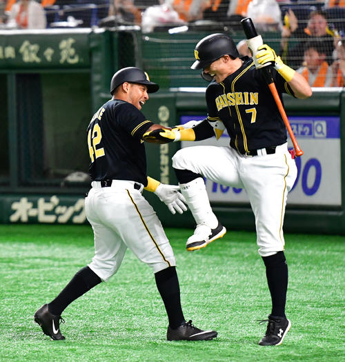 7回表阪神2死一塁、勝ち越しの左越え2点本塁打を放ち糸井嘉男（右）とタッチを交わすヤンハービス・ソラーテ（撮影・清水貴仁）