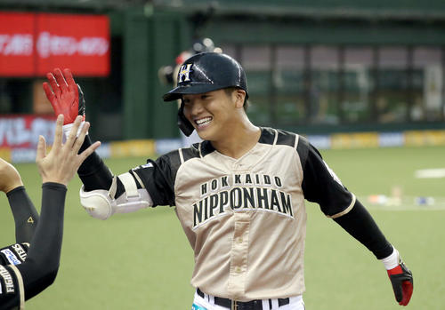 西武対日本ハム　2回表日本ハム無死、平沼はプロ初となる左越え本塁打を放ちチームメートに出迎えられる（撮影・佐藤翔太）