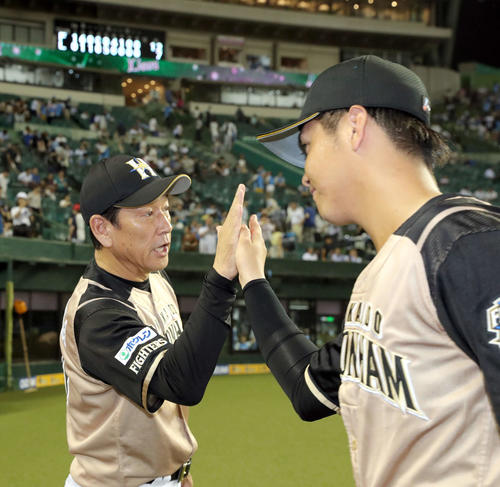 西武対日本ハム　試合終了後、日本ハム平沼（右）を出迎える栗山監督（撮影・佐藤翔太）