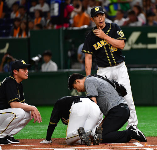 巨人対阪神　1回表阪神無死、巨人先発菅野智之から死球を受け倒れ込む近本光司と様子を見に来る矢野耀大監督（撮影・清水貴仁）