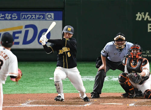 巨人対阪神　7回表阪神2死、近本は二塁内野安打を放つ。投手田口（撮影・山崎安昭）