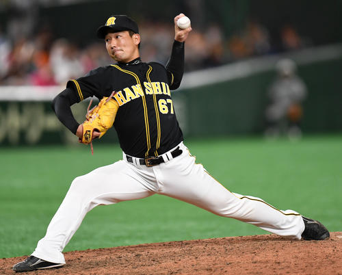 巨人対阪神　8回裏から登板した阪神岩崎（撮影・横山健太）