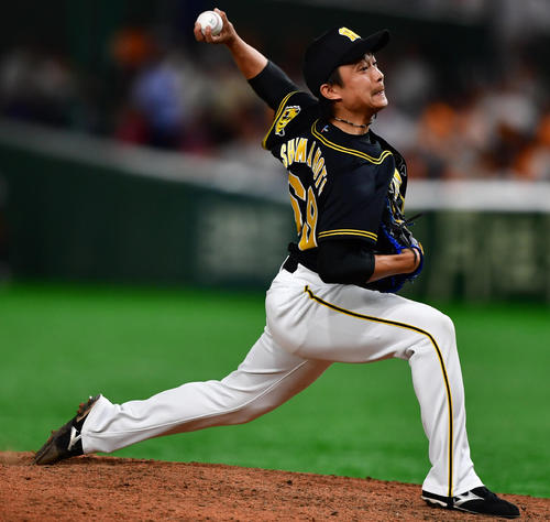 巨人対阪神　6回途中から登板する島本浩也（撮影・清水貴仁）