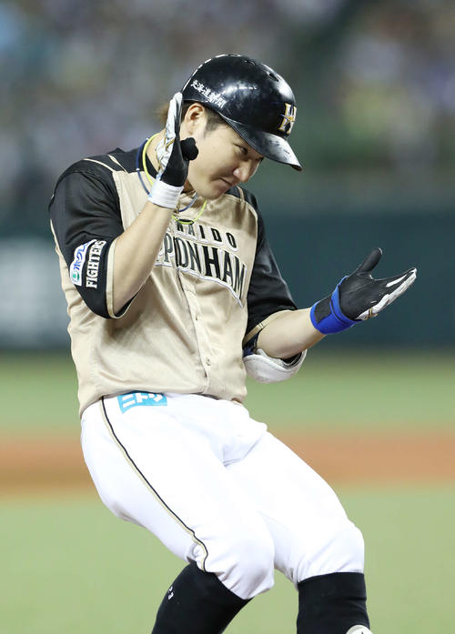 西武対日本ハム　6回表日本ハム2死満塁、走者一掃となる中越え適時三塁打を放ち手をたたく渡辺（撮影・河野匠）