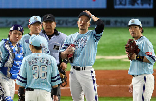 ソフトバンク対オリックス　3回表オリックス2死二塁、マウンドで声をかけられる千賀滉大（右から2人目）（撮影・栗木一考）