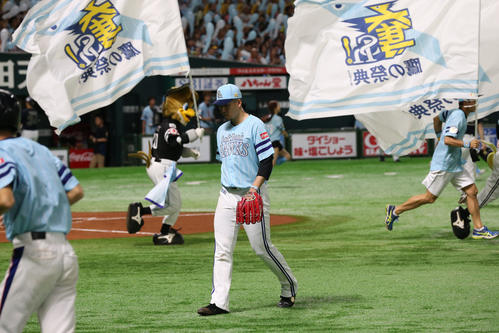 ソフトバンク対オリックス　先発した千賀滉大は5回を投げ終えベンチに引きあげる（撮影・梅根麻紀）