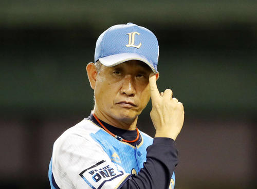 西武対日本ハム　7回表を前に投手交代を告げ険しい表情でベンチに戻る辻監督（撮影・河野匠）