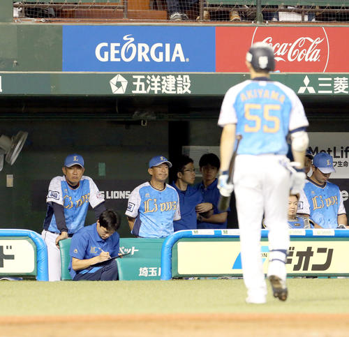 西武対日本ハム　ベンチで険しい表情の西武辻監督。右手前は三振してベンチに戻る秋山（撮影・佐藤翔太）