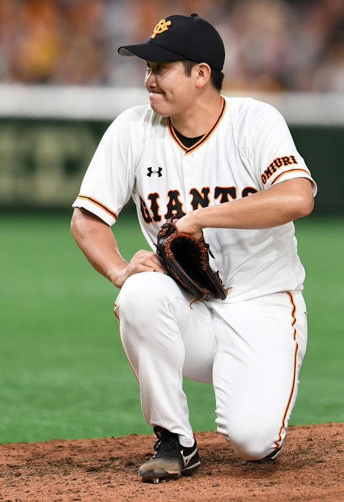 巨人対阪神　6回表阪神2死一塁、糸原に四球を与えて肩を落とす菅野（撮影・横山健太）