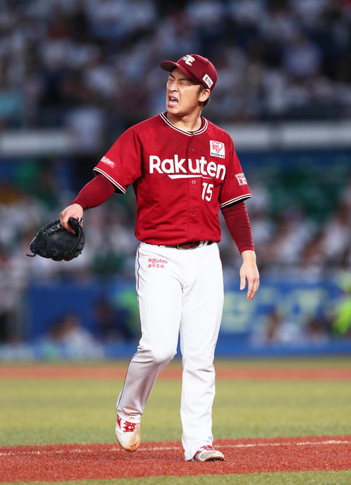 ロッテ対楽天　2回を終え2失点の内容に渋い表情を見せる楽天美馬（撮影・足立雅史）