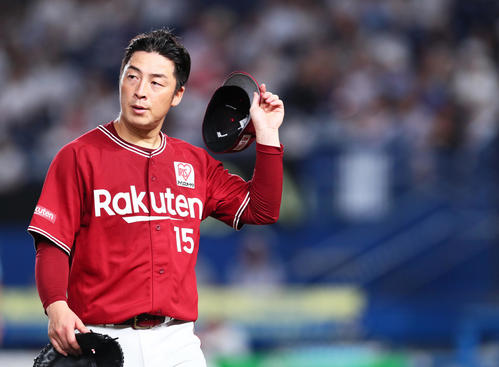 ロッテ対楽天　6回を終えベンチに戻る楽天美馬（撮影・足立雅史）