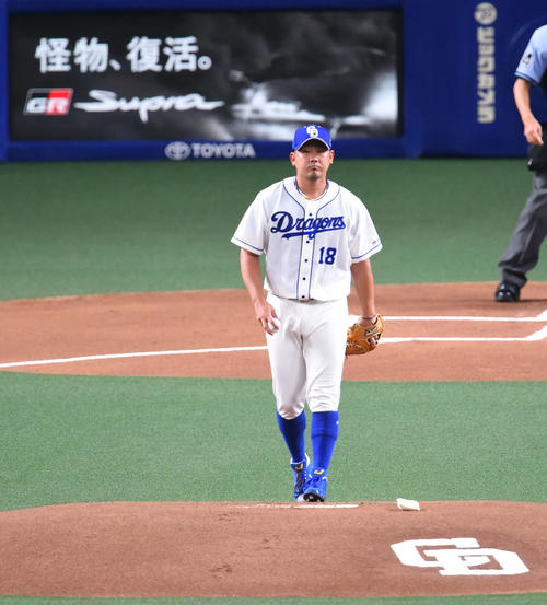 先発のマウンドに上がる中日・松坂大輔(撮影・森本幸一)