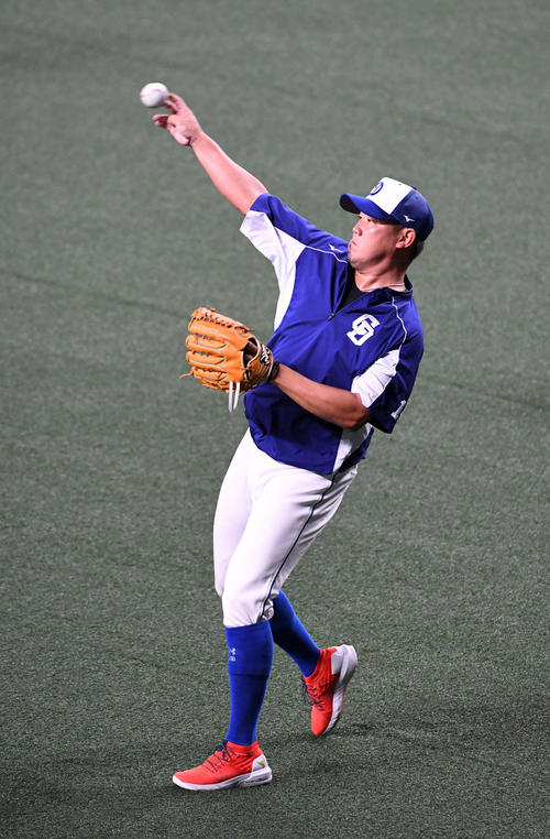 中日対DeNA15回戦 試合前練習でキャッチボールを行う松坂大輔(撮影・前岡正明)