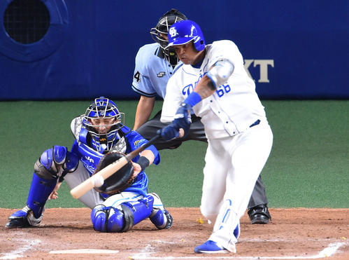 中日対DeNA 7回裏中日2死二、三塁、中前2点適時打を放ったダヤン・ビシエド(撮影・森本幸一)