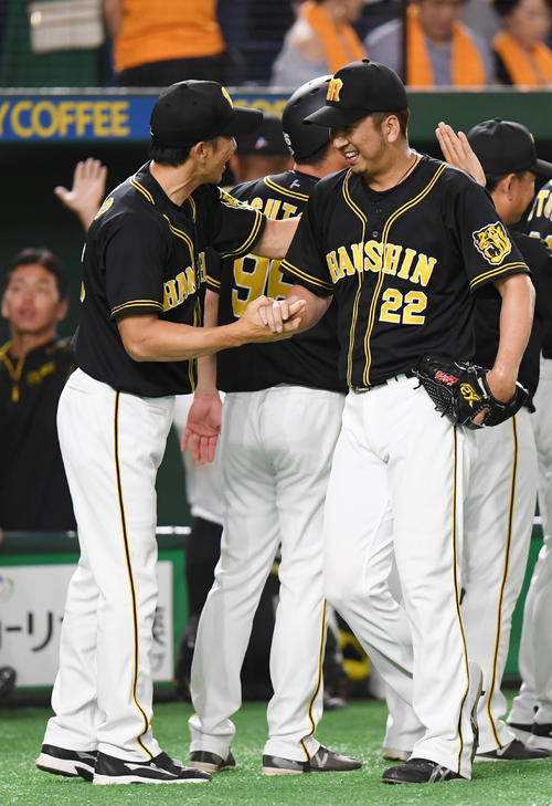 巨人対阪神　タッチを交わす阪神矢野監督（左）と藤川（撮影・横山健太）