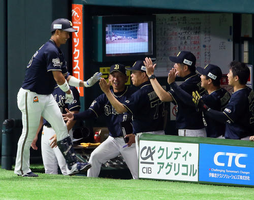4回表オリックス無死、松井佑介は中越えにソロ本塁打を放ち西村徳文監督（中央）らナインの出迎えを受ける（撮影・栗木一考）