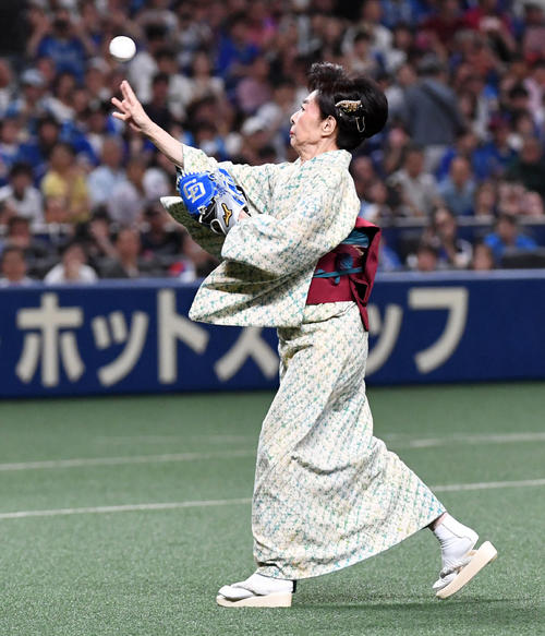 始球式を務めた中村玉緒（撮影・前岡正明）