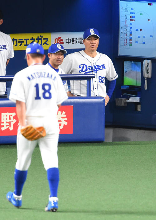 1回表DeNA1死満塁、マウンドを降りる中日先発の松坂とベンチの与田監督（撮影・森本幸一）