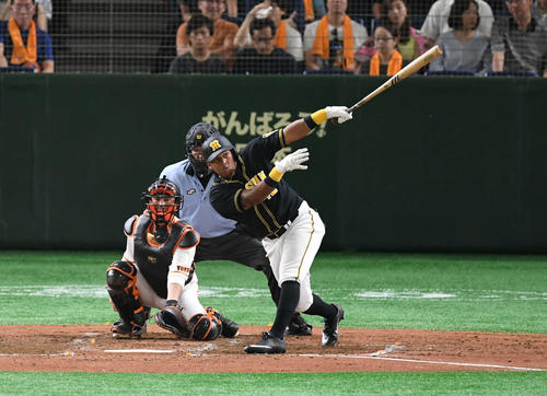 巨人対阪神　5回表阪神1死、ソラーテは左翼へ二塁打を放つ（撮影・山崎安昭）