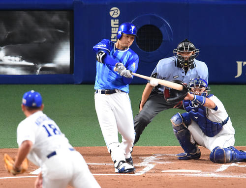1回表DeNA1死満塁、右前適時打を放った石田（撮影・森本幸一）