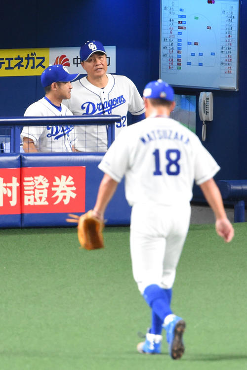 1回表DeNA1死満塁、マウンドを降りる中日先発の松坂とベンチの与田監督（撮影・森本幸一）