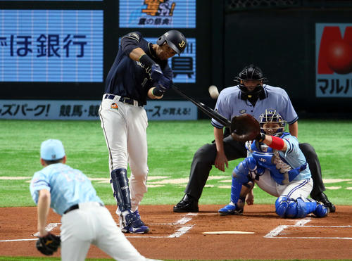 1回表オリックス2死一塁、モヤは中越えに先制2点本塁打を放つ。投手二保旭（撮影・栗木一考）