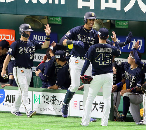 1回表オリックス2死一塁、モヤは中越えに先制2点本塁打を放ちベンチ前で山本由伸（中央手前）らナインの出迎えを受ける（撮影・栗木一考）