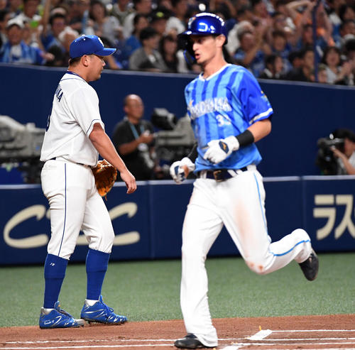 中日対DeNA　1回表DeNA無死一塁、筒香に先制の適時二塁打を打たれがっくり松坂（左）。右は生還する乙坂（撮影・前岡正明）