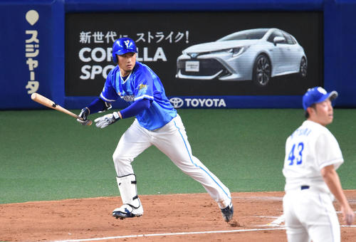 中日対DeNA　2回表DeNA無死満塁、左3点適時二塁打を放った石田健大（撮影・森本幸一）