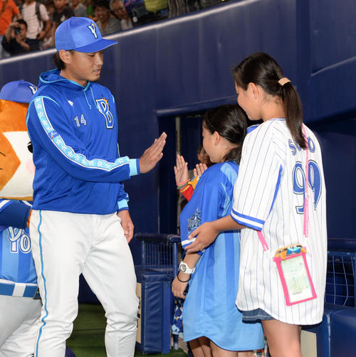 中日対DeNA　勝利投手の石田健大はファンとタッチ（撮影・前岡正明）