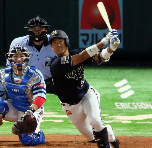 ソフトバンク対オリックス　4回表オリックス無死、松井佑介は中越えにソロ本塁打を放つ（撮影・栗木一考）