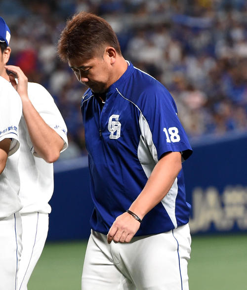 中日対DeNA　初回、8失点でKOされた松坂大輔はファンへのあいさつを終えがっくりとベンチに戻る（撮影・前岡正明）