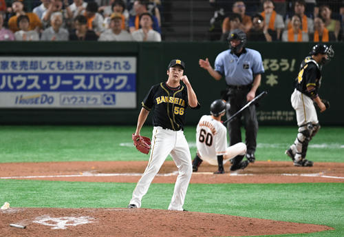 巨人対阪神　10回裏巨人2死満塁、飯田は若林を空振り三振に仕留めてガッツポーズ（撮影・山崎安昭）